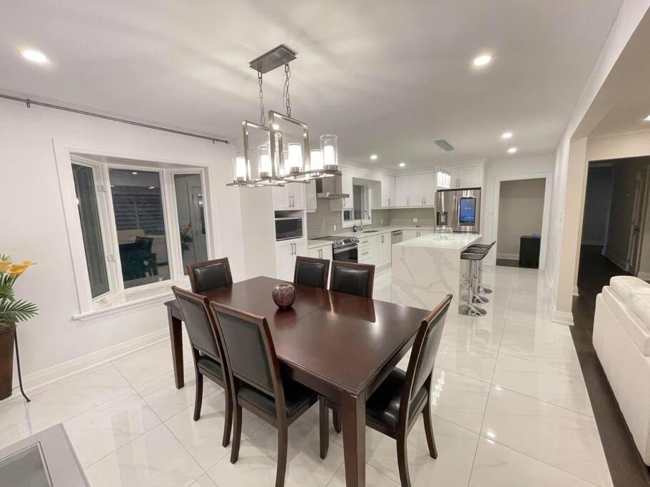 3-Bedroom Modern Luxury Apartment In The Heart Of City Toronto Extérieur photo
