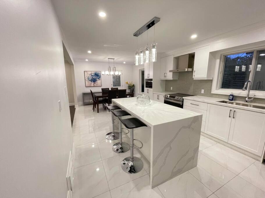3-Bedroom Modern Luxury Apartment In The Heart Of City Toronto Extérieur photo