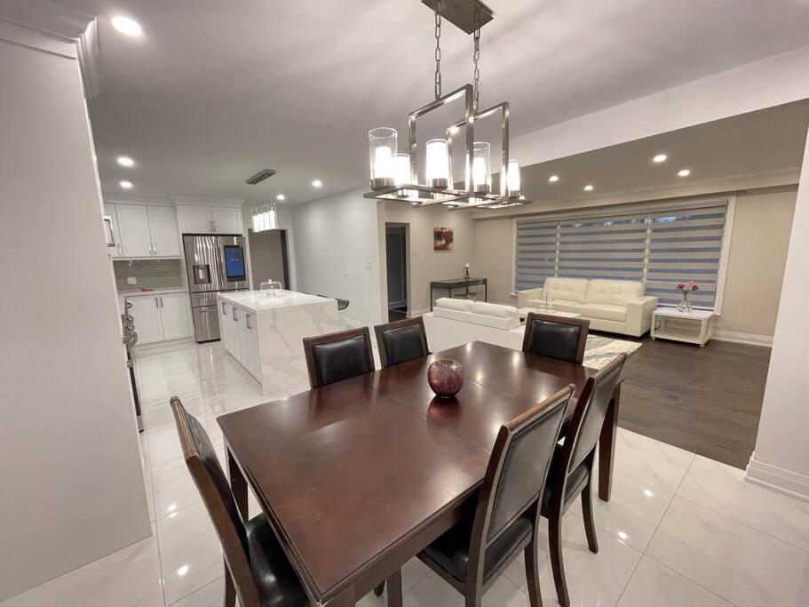 3-Bedroom Modern Luxury Apartment In The Heart Of City Toronto Extérieur photo